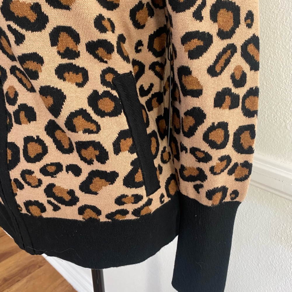 Leopard sweater. - Picture 3 of 3